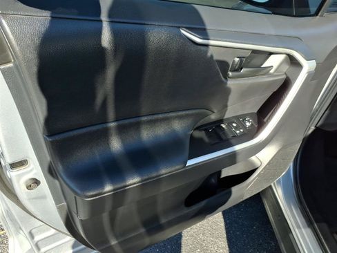 Used 2021 Toyota RAV4 LE AWD/4WD image 12