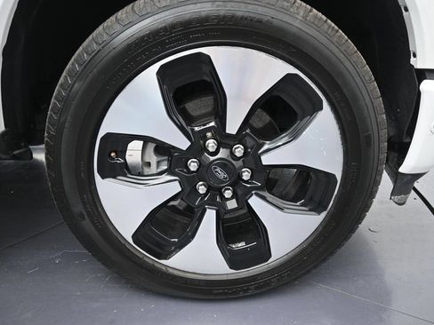 Used 2023 Ford F150 Lightning Platinum AWD/4WD image 31