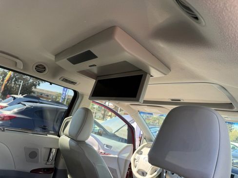 Used 2011 Toyota Sienna XLE w/ Premium Pkg image 21