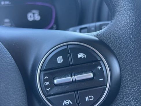 Used 2025 Kia Soul LX w/ LX Technology Package FWD image 12