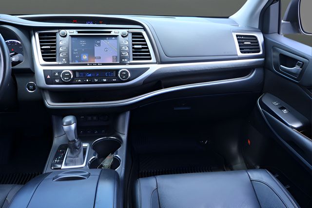 Used 2018 Toyota Highlander Limited Platinum AWD/4WD image 16