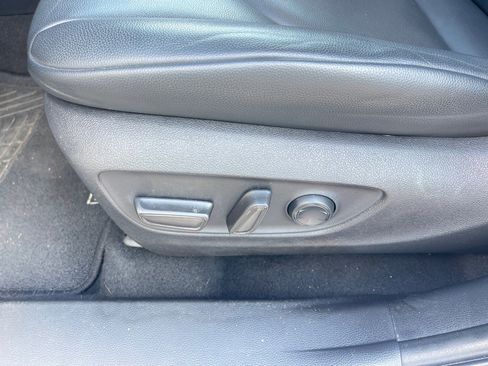 Used 2023 Toyota Highlander XLE image 9