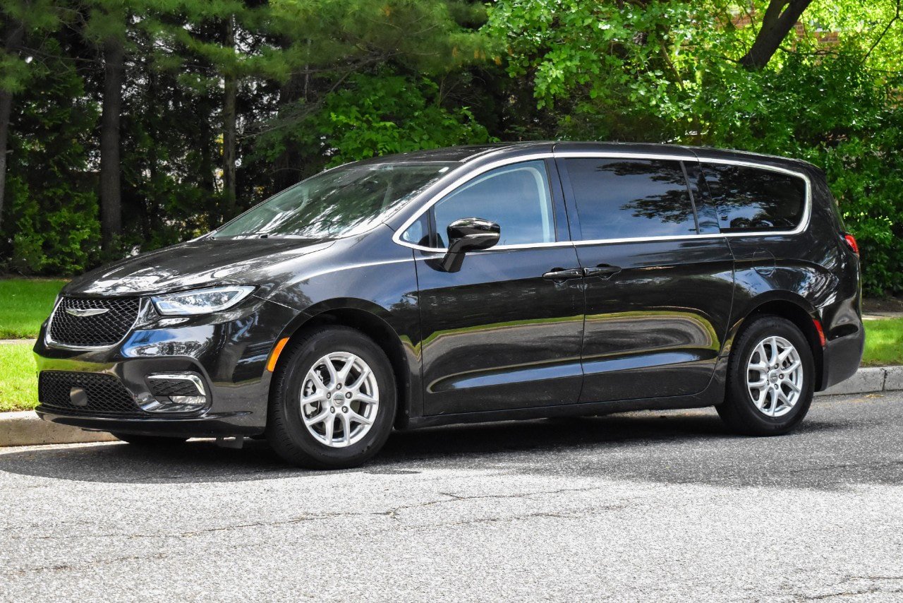 Used 2024 Chrysler Pacifica Touring-L FWD image 3
