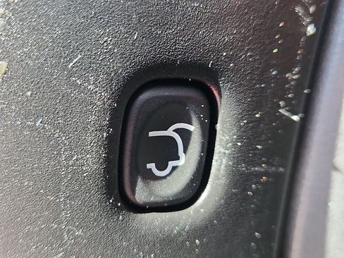 Used 2017 Jeep Cherokee Overland w/ Technology Group AWD/4WD image 28