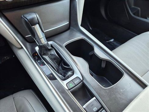Used 2018 Honda Accord Touring image 12