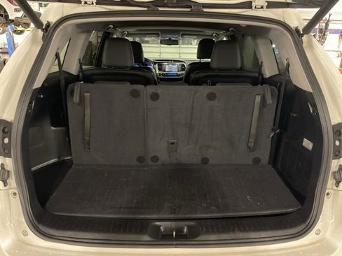 Used 2015 Toyota Highlander XLE image 12