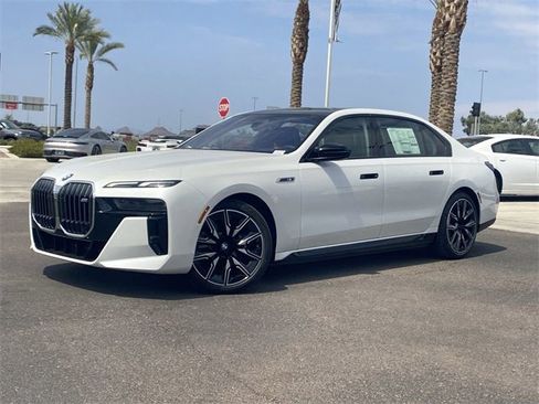 New 2025 BMW i7 M70 image 2