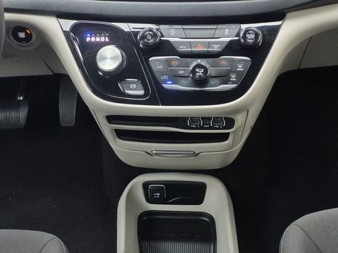Used 2024 Chrysler Voyager LX image 10