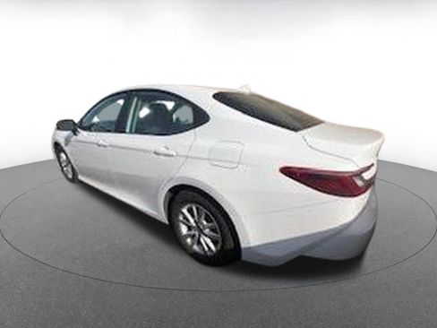 Used 2025 Toyota Camry LE image 4