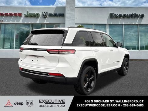 Used 2023 Jeep Grand Cherokee Altitude AWD/4WD image 4
