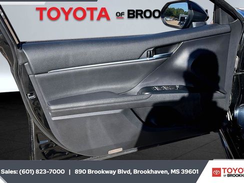 Used 2020 Toyota Camry XSE FWD image 17
