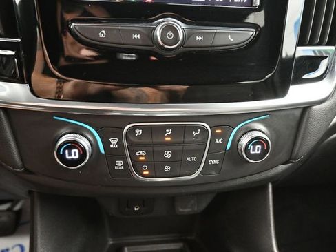 Used 2023 Chevrolet Traverse LT FWD image 19