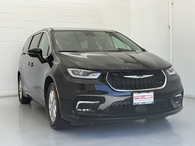 Used 2024 Chrysler Pacifica Touring-L FWD image 2