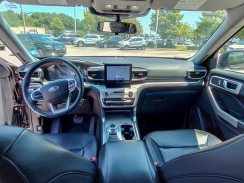 Used 2021 Ford Explorer XLT w/ Equipment Group 202A AWD/4WD image 8
