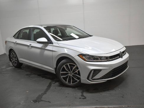 Used 2025 Volkswagen Jetta SE image 1