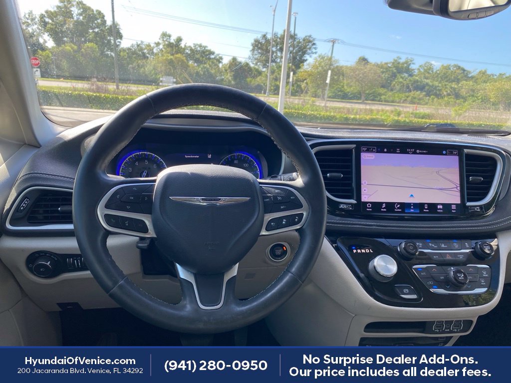 Used 2022 Chrysler Pacifica Touring-L w/ Uconnect Theater Family Group FWD image 3