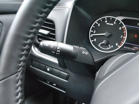Used 2025 Nissan Rogue SV AWD/4WD image 18
