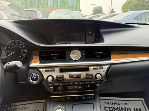 Used 2015 Lexus ES 300h w/ Navigation System Package image 17