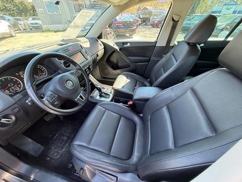 Used 2011 Volkswagen Tiguan SE image 15