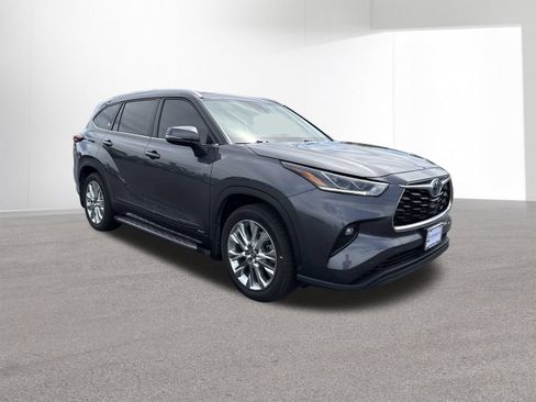 Used 2023 Toyota Highlander Limited AWD/4WD image 2