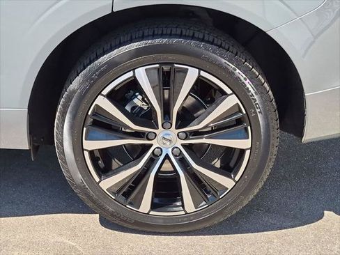 Used 2024 Volvo XC60 B5 Plus AWD/4WD image 9