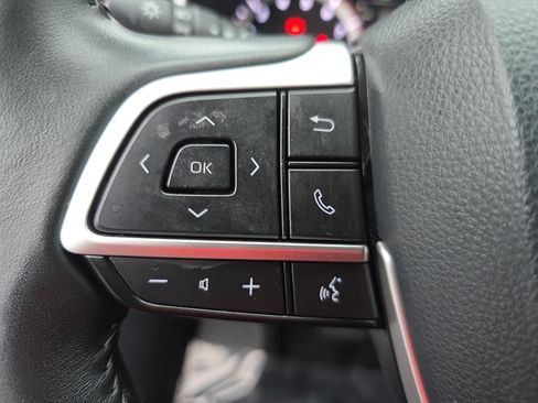 Used 2024 Toyota Highlander XLE FWD image 17