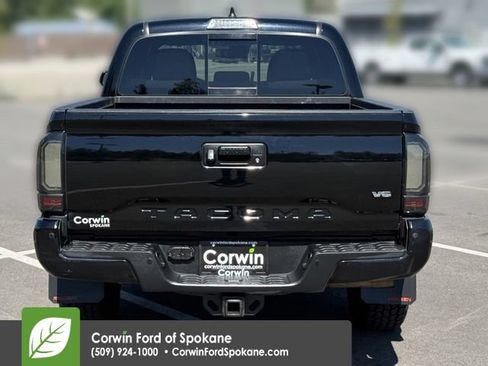Used 2022 Toyota Tacoma TRD Off-Road w/ Technology Package AWD/4WD image 16
