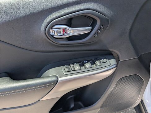 Used 2019 Jeep Cherokee Limited AWD/4WD image 21
