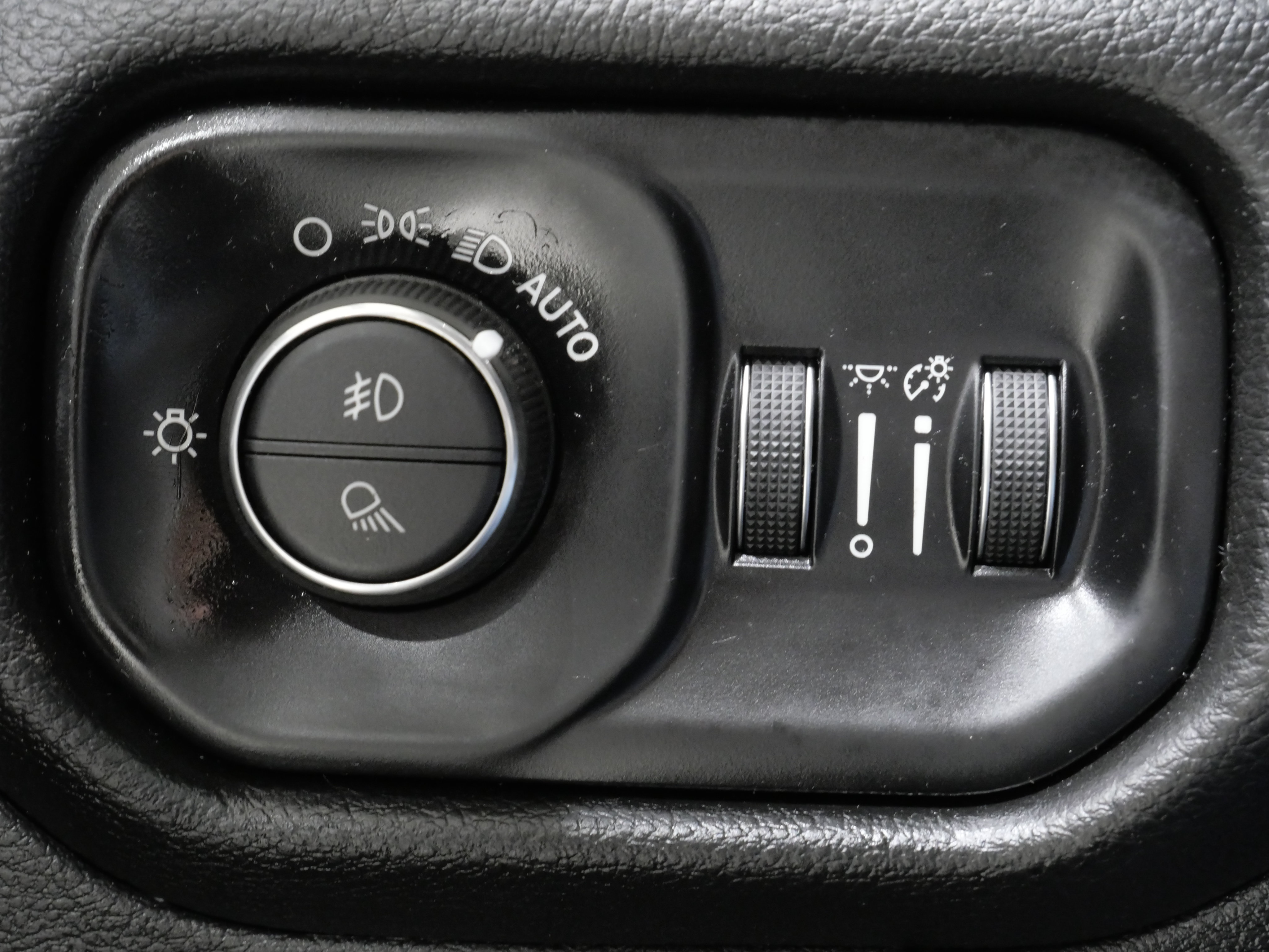 Used 2023 RAM 1500 Laramie AWD/4WD image 13