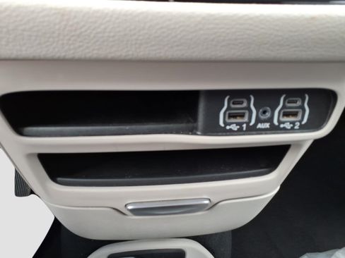 Used 2024 Chrysler Pacifica Limited FWD image 20