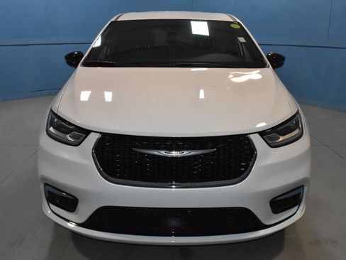 Used 2025 Chrysler Pacifica Select image 25