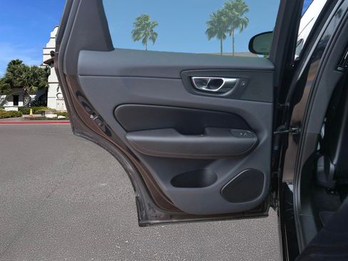 Used 2019 Volvo XC60 T5 Momentum w/ Protection Package Premier image 7