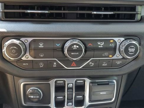 New 2025 Jeep Gladiator Sport image 30