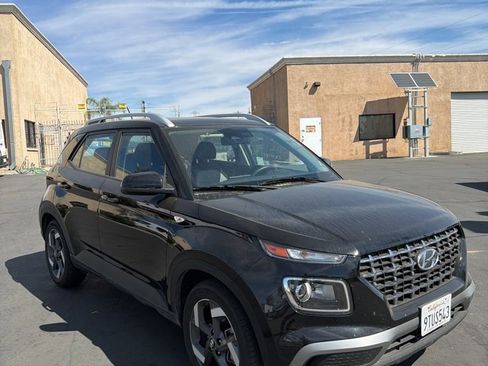 Used 2025 Hyundai Venue SEL image 4