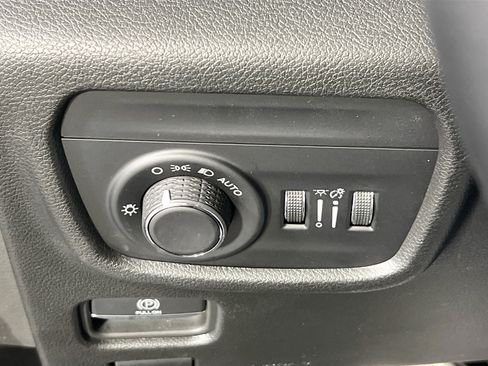 Used 2023 Jeep Grand Cherokee Laredo w/ Luxury Tech Group I AWD/4WD image 10