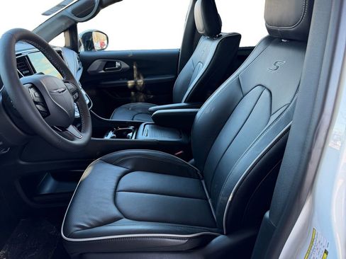 New 2026 Chrysler Pacifica Limited w/ Uconnect Theater Family Group image 9