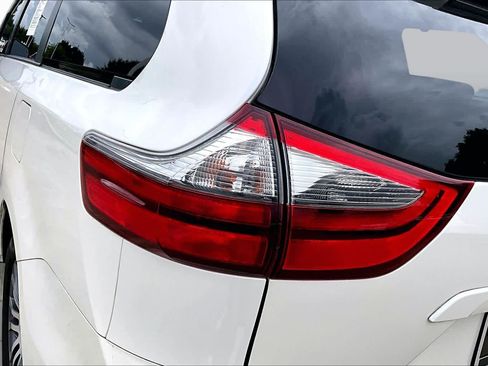 Used 2020 Toyota Sienna XLE Premium FWD image 27
