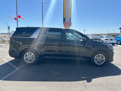 Used 2022 Kia Carnival LX FWD image 4