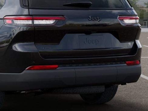 New 2025 Jeep Grand Cherokee L Laredo image 13
