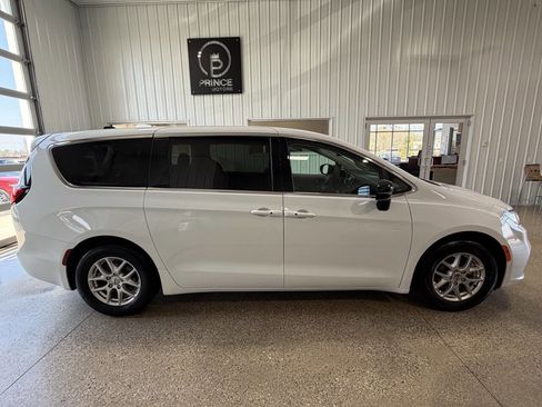 Used 2024 Chrysler Pacifica Touring-L FWD image 10