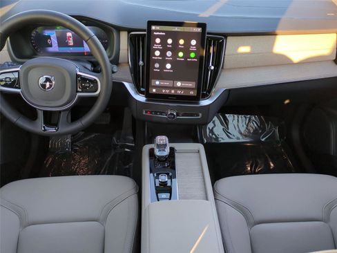 New 2026 Volvo XC90 T8 Plus w/ Protection Package Premier AWD/4WD image 18