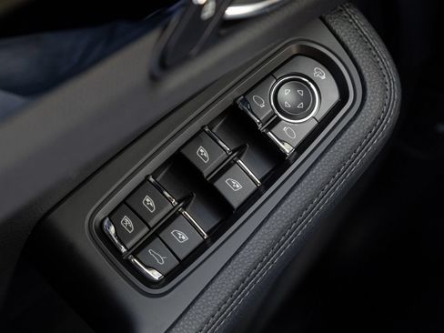 Certified 2026 Porsche Macan AWD/4WD image 19