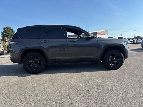 Used 2025 Jeep Grand Cherokee Altitude AWD/4WD image 8