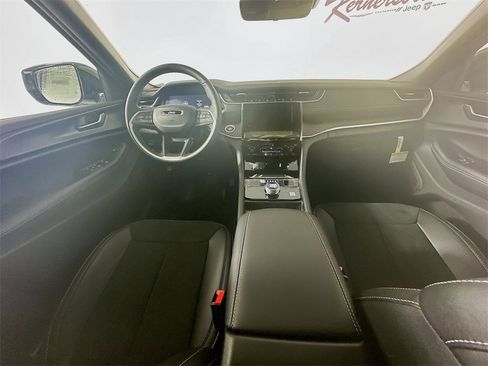 New 2025 Jeep Grand Cherokee Altitude image 9