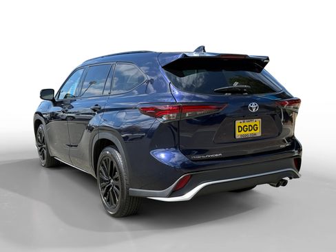 Used 2025 Toyota Highlander XSE AWD/4WD image 3