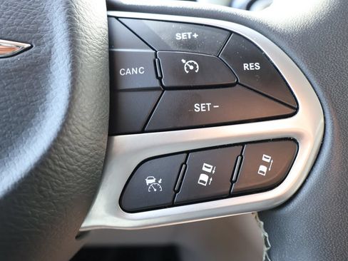 Used 2024 Chrysler Pacifica Touring-L FWD image 18
