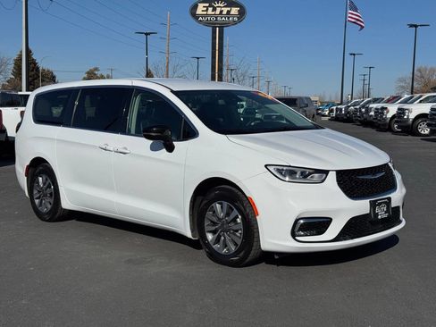 Used 2024 Chrysler Pacifica Select 4dr Mini Van image 3