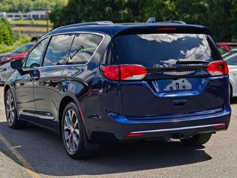 Used 2017 Chrysler Pacifica Limited w/ UConnect Theater Package FWD image 5
