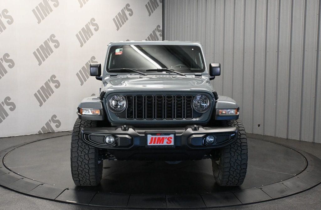 Used 2024 Jeep Gladiator Sport AWD/4WD image 2