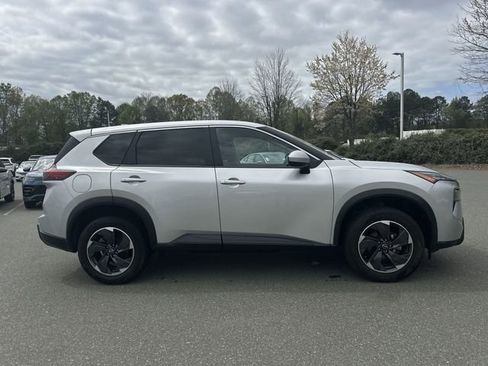 Used 2024 Nissan Rogue SV image 6